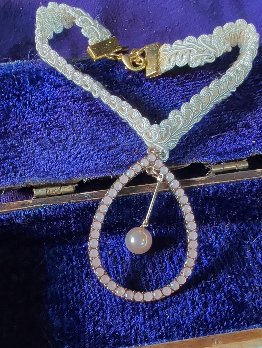 Unique Vintage Pearl Teardrop Pendant Necklace in White and Gold